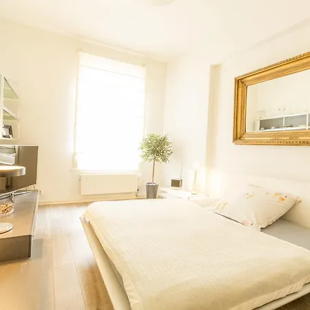 Deutsche Messe - Private Exhibition Center Homestay